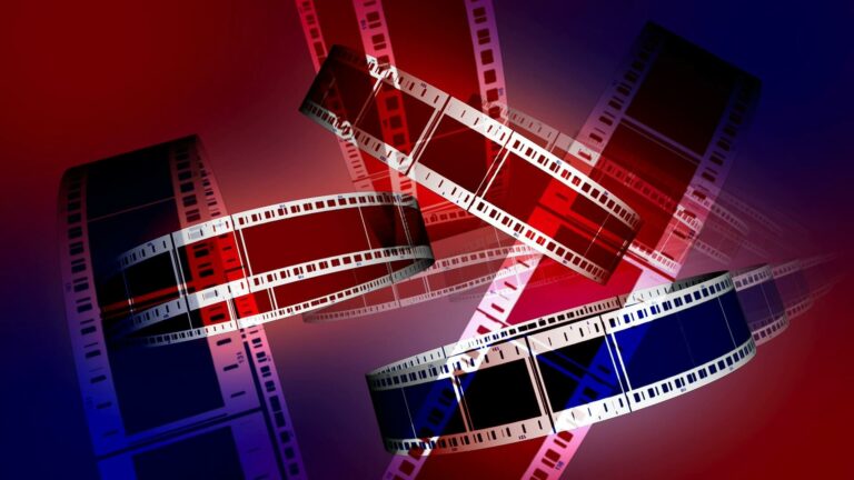 Filmstreifen vor rotem und blauem Hintergrund