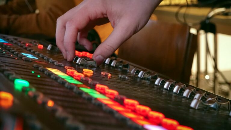 Mischpult für Musik, Hand am Regler