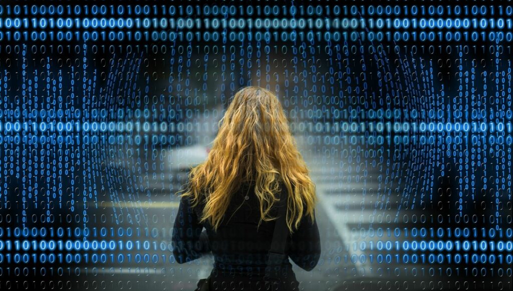 Frau steht vor Binärcode