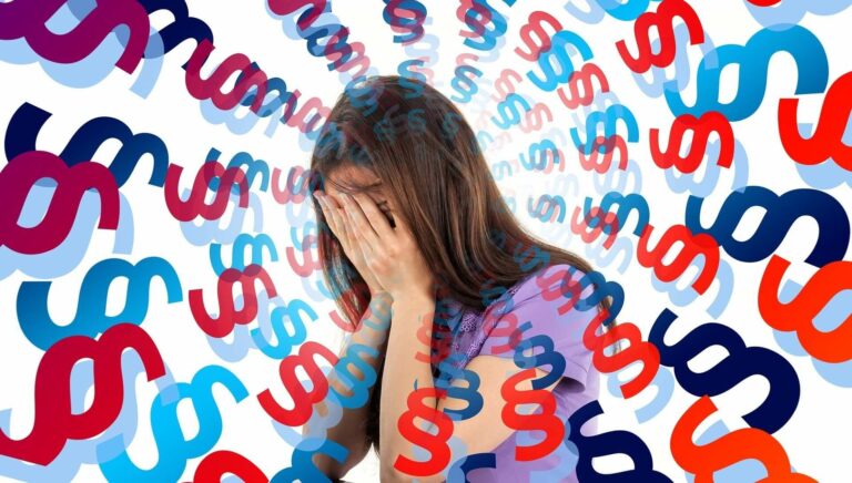 viele bunte Paragraphenzeichen, in der Mitte eine Frau, die ihre Hände vor das Gesicht hält