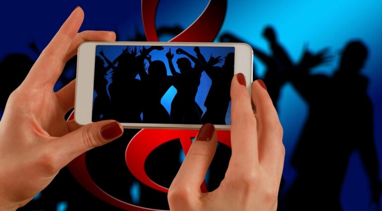 Handy filmt tanzende Silhouetten, Notenschlüssel