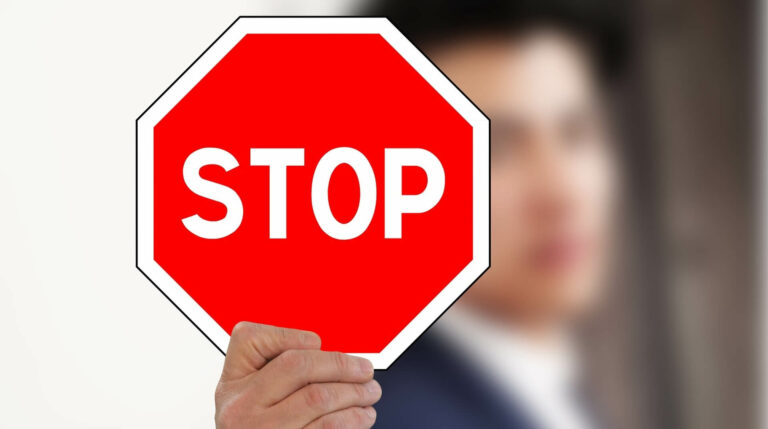Mann mit Schild: Stop