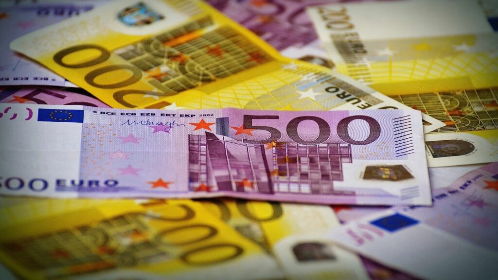 mehrere Geldscheine, 200 EUR und 500 EUR