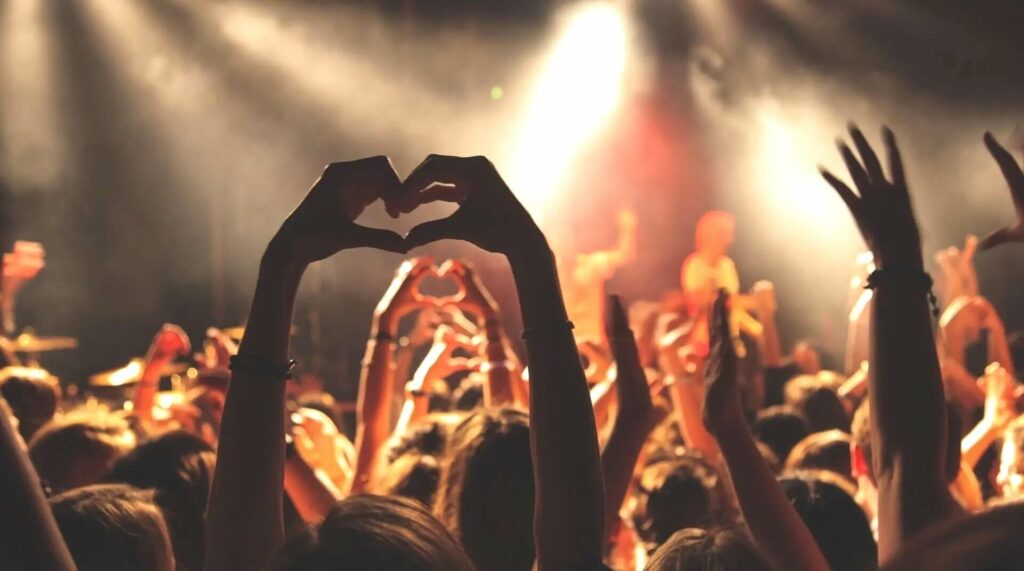 Zuschauer bei Rock-Konzert, ihre Hände formen ein Herz