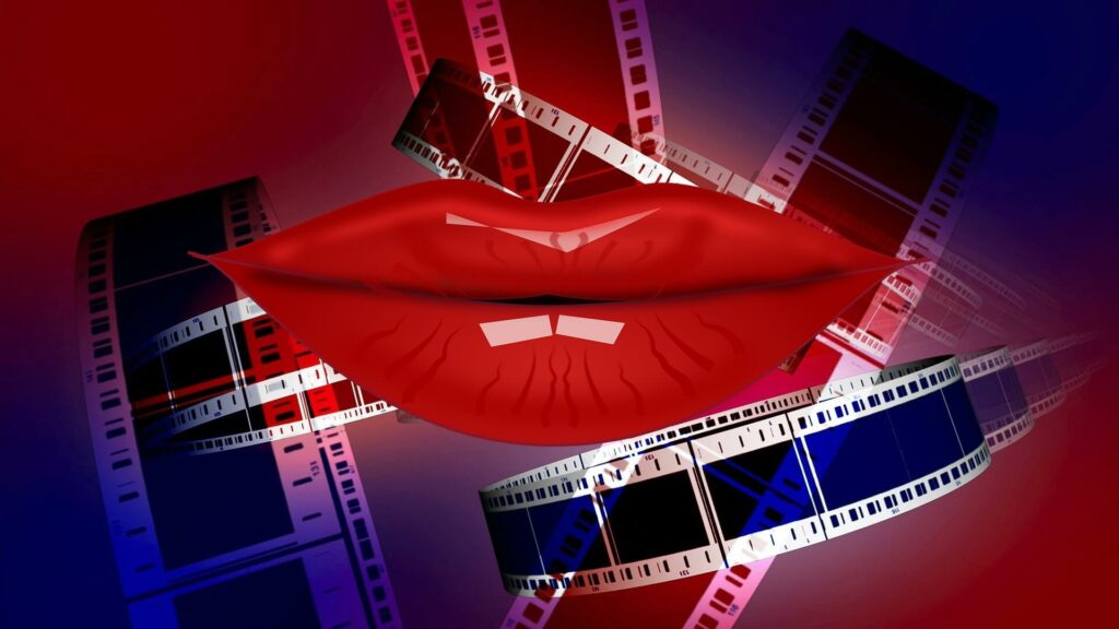 Filmstreifen vor blauem und roten Hintergrund, Lippen in der Mitte im Vordergrund
