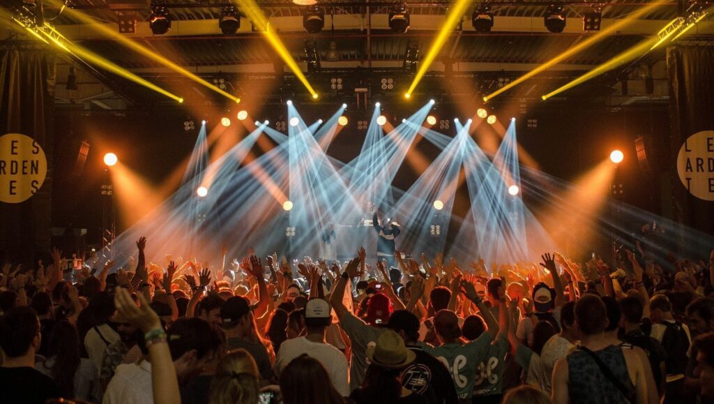Rock-Konzert, Scheinwerfer, viele begeisterte Zuschauer