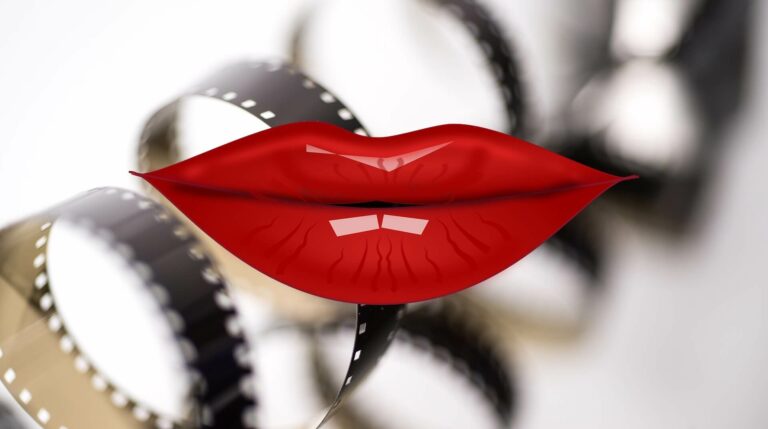 rote Lippen vor Filmstreifen als Hintergrund