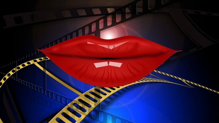 Filmstreifen vor blauem und roten Hintergrund, Lippen in der Mitte im Vordergrund