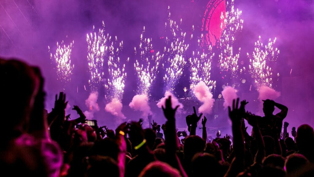 Rock-Konzert, Feuerwerk, begeisterte Zuschauer