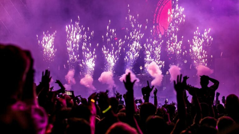 Rock-Konzert, Feuerwerk, begeisterte Zuschauer