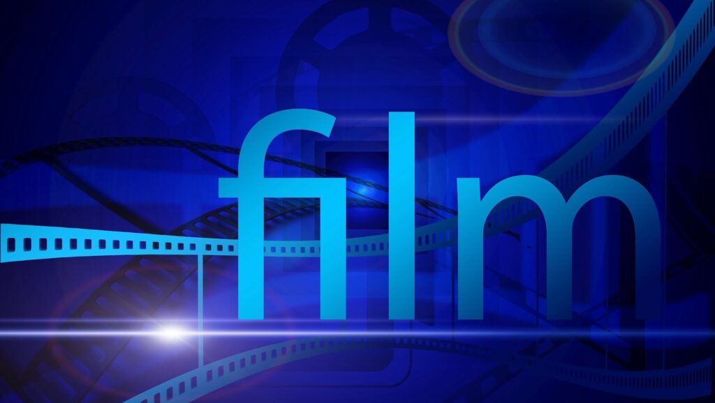 Filmstreifen und alte Filmrollen vor blauem Hintergrund, davo Text "Film"