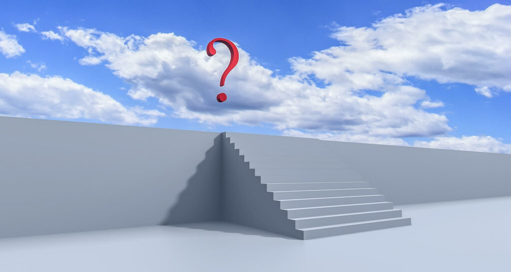 Mauer mit Treppe vor blauem Himmel mit Wolken und Fragezeichen