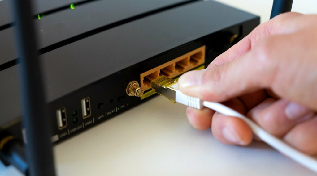 Rückansicht eines Routers mit LAN-Stecker