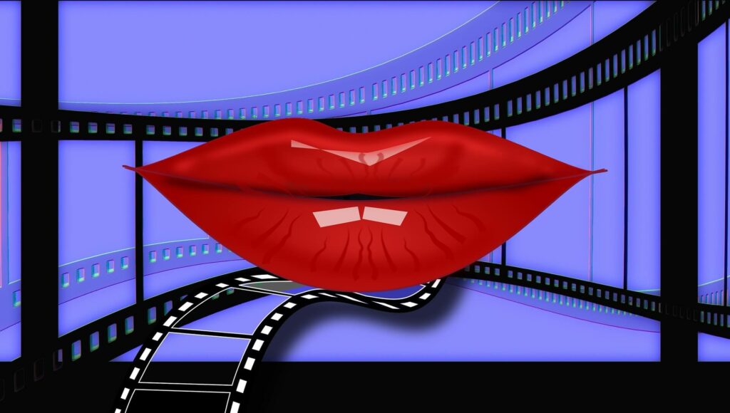 alte Filmstreifen vor fliederfarbenem Hintergrund, ganz im Vordergrund rote Lippen