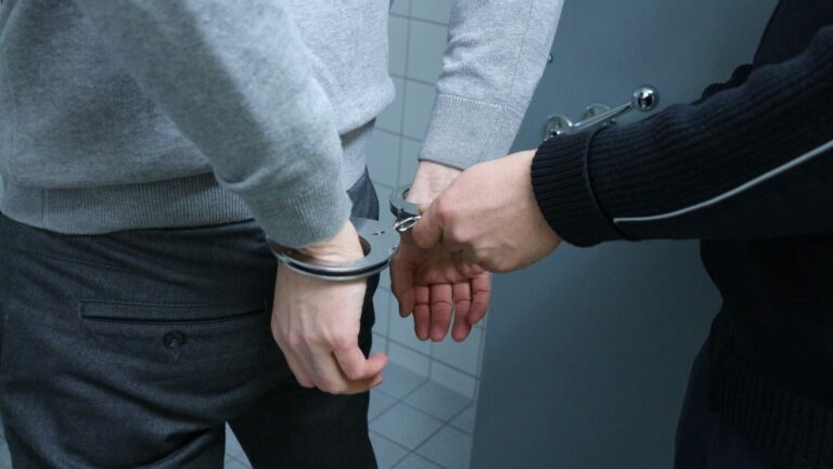 Haftbefehl wegen Fluchtgefahr: Person mit Handschellen