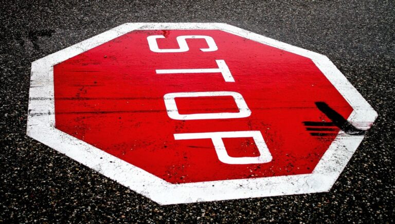 Stop-Schild auf Straße