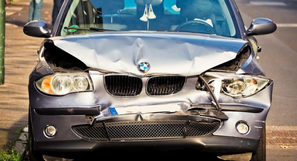 Trick der Versicherung nach einem Verkehrsunfall - Unfall-PKW