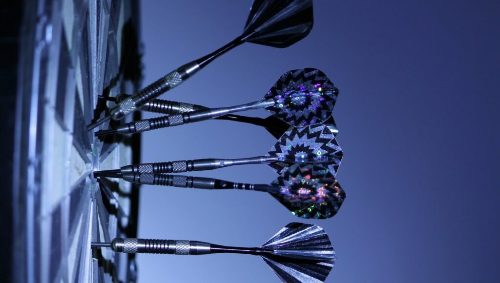 Dartscheibe mit Pfeilen in der Mitte